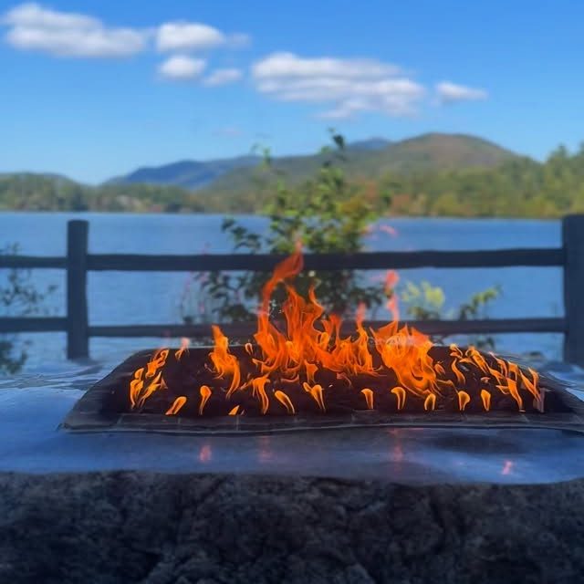 𝘏𝘢𝘱𝘱𝘺 𝘍𝘪𝘳𝘴𝘵 𝘋𝘢𝘺 𝘰𝘧 𝘍𝘢𝘭𝘭 🍁🍂🔥🎃
#adks #fallintheadks #adirondacks #firepit #lakeside #resort #nyhotel #upstateny #hotel #lakeplacidhotel #visitadks #iloveny #lakeplacid #vacationmode #mirrorlake