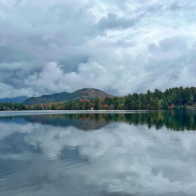 𝘖𝘩, 𝘩𝘦𝘺 𝘧𝘢𝘭𝘭 👋🏻🍁❤️
#adks #adirondacks #fall #fallfoliage #leafpeeping #autumn #lakeplacid #upstateny #vacationmode #lakeside #resort #nyhotel #mirrorlake #iloveny