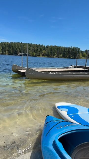 𝐑𝐞𝐚𝐝𝐲 𝐟𝐨𝐫 𝐭𝐡𝐞 𝐬𝐮𝐧 ☀️
Chairs, floating docks, and water toys are out for the season at the Golden Arrow!!
Call today to book your summer vacation! 🕶️
𝘠𝘰𝘶 𝘤𝘢𝘯 𝘧𝘪𝘯𝘥 𝘵𝘩𝘦 𝘤𝘶𝘳𝘳𝘦𝘯𝘵 𝘸𝘢𝘵𝘦𝘳 𝘵𝘦𝘮𝘱 𝘢𝘵 𝘵𝘩𝘦 𝘭𝘪𝘯𝘬 𝘪𝘯 𝘰𝘶𝘳 𝘣𝘪𝘰.
#lakeplacid #mirrorlake #summervacation