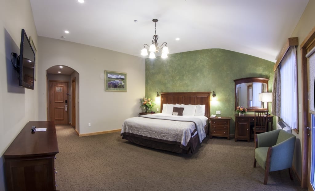 Deluxe Villageside Room with 1 King Bed