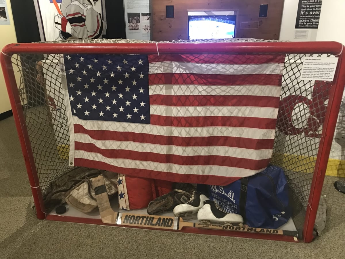 IMG_7781 hockey net with USA flag and goalie pads