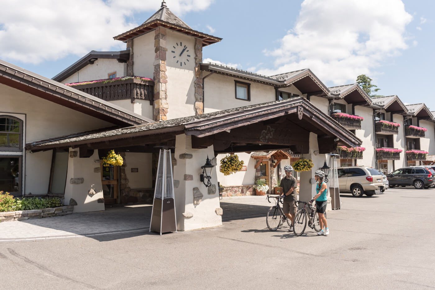 Photo of a resort to stay in while Adirondack fishing